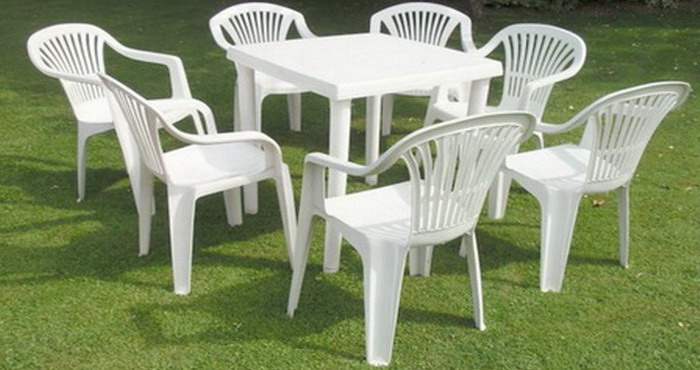 Mobilier en plastique confortable pour le jardin en blanc