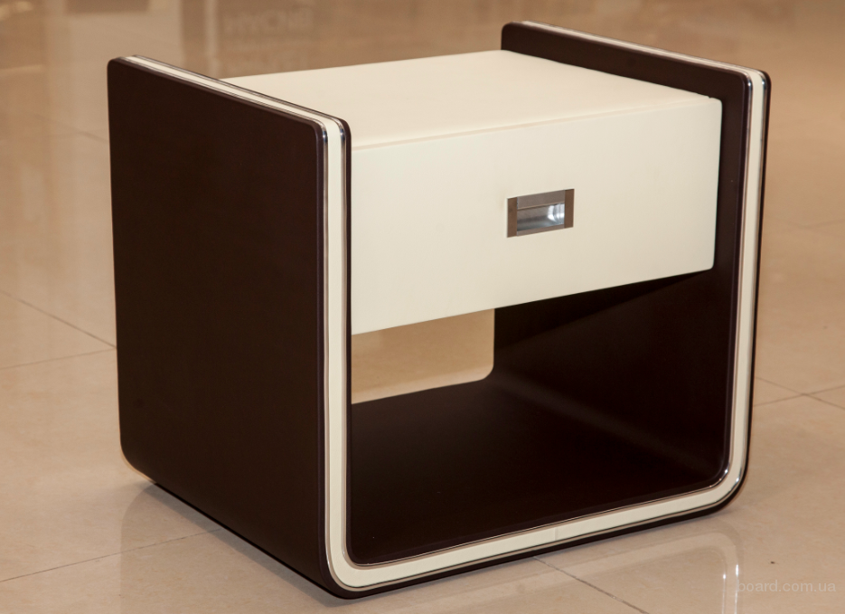 Table de chevet confortable dans la chambre