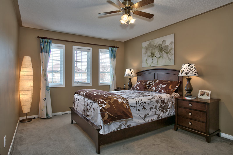 Disposition symétrique pratique et pratique des meubles dans la chambre