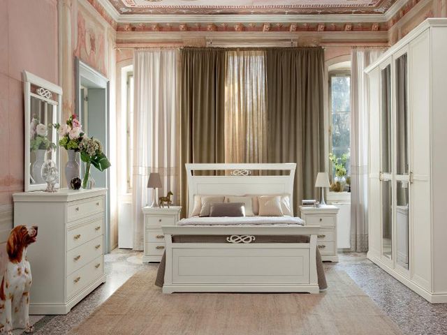 Disposition symétrique pratique des meubles dans la chambre