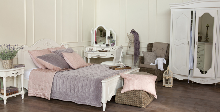 Beau mobilier de chambre confortable dans le style de la Provence