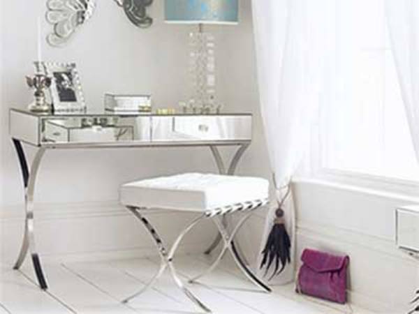 Table en fer dans la chambre