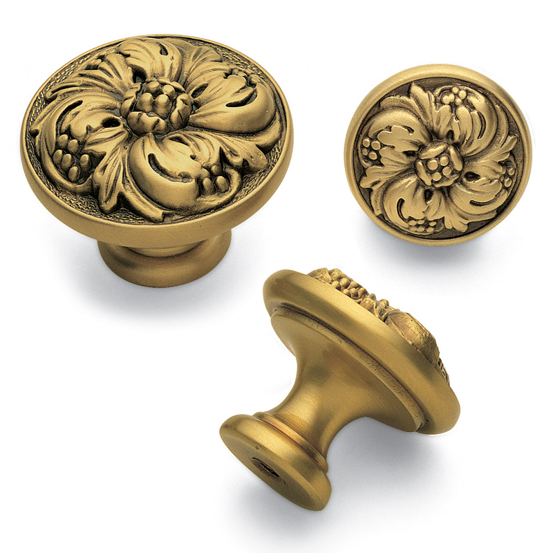 Stylos à boutons dorés