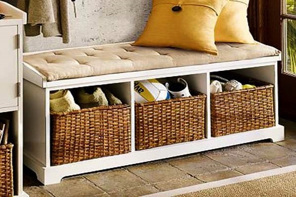 Banc dans le couloir avec une étagère