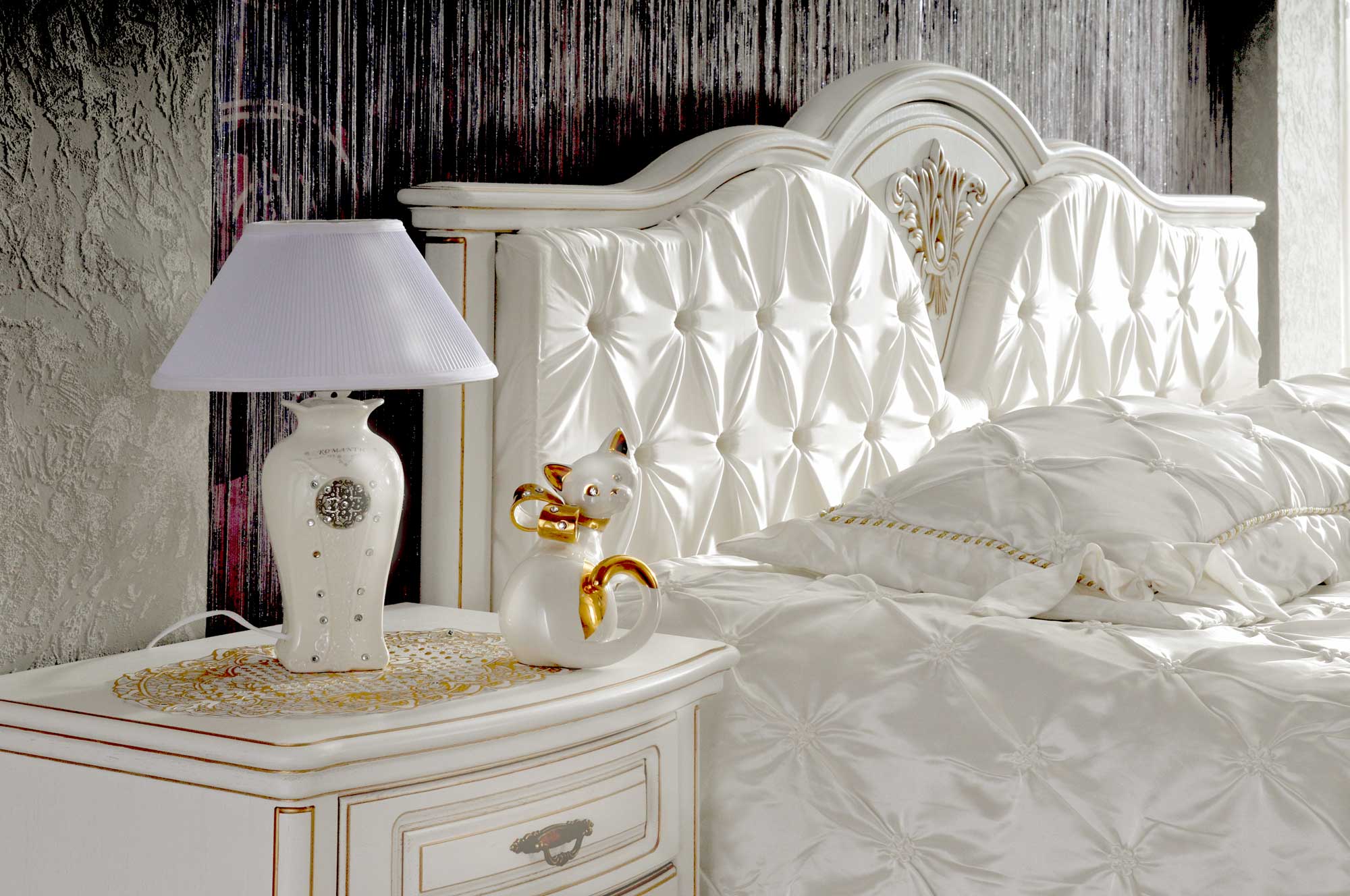 Lit blanc avec table de chevet
