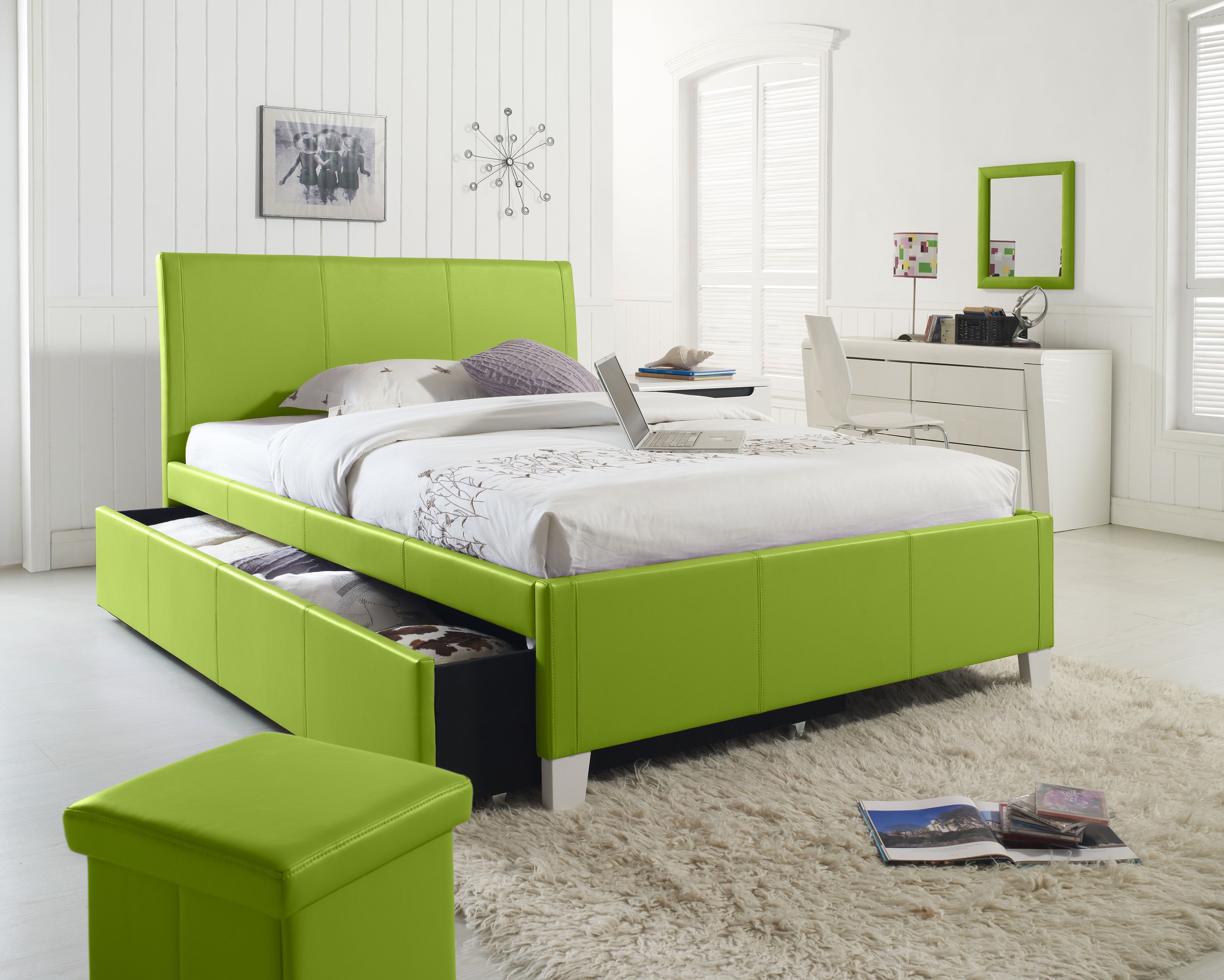 Chambre blanche et verte dans un style moderne