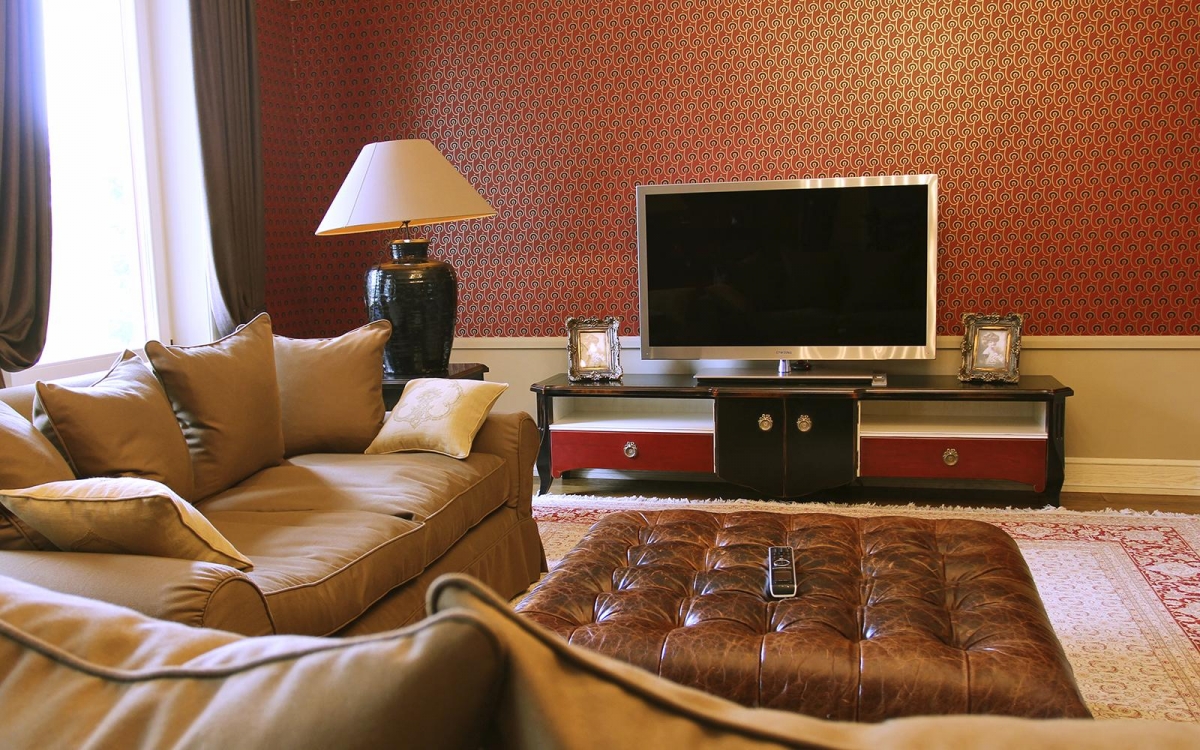Meubles noirs avec des accents rouges