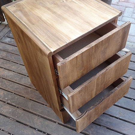 Table de chevet finie