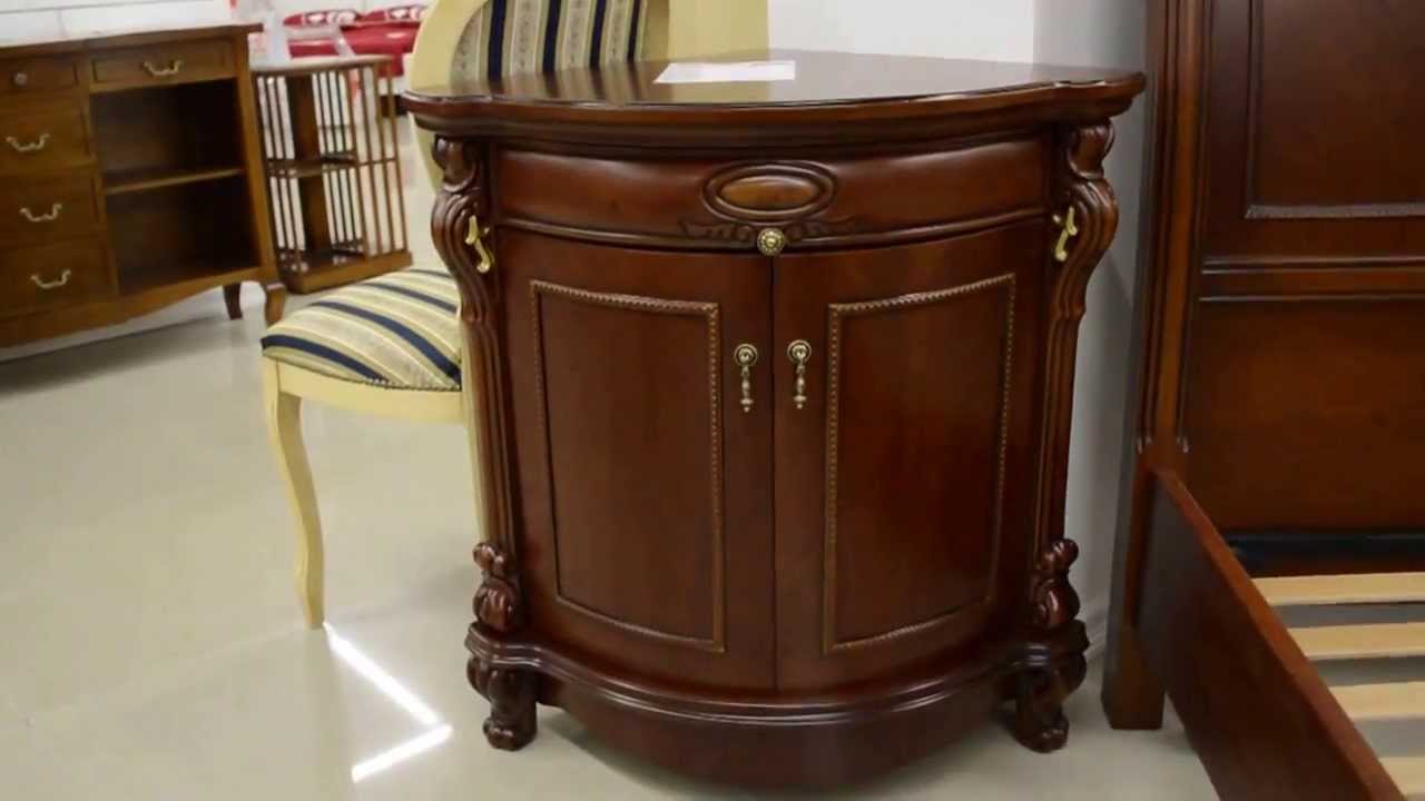Table de chevet classique