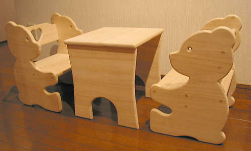 Un ensemble d'une table et de deux chaises