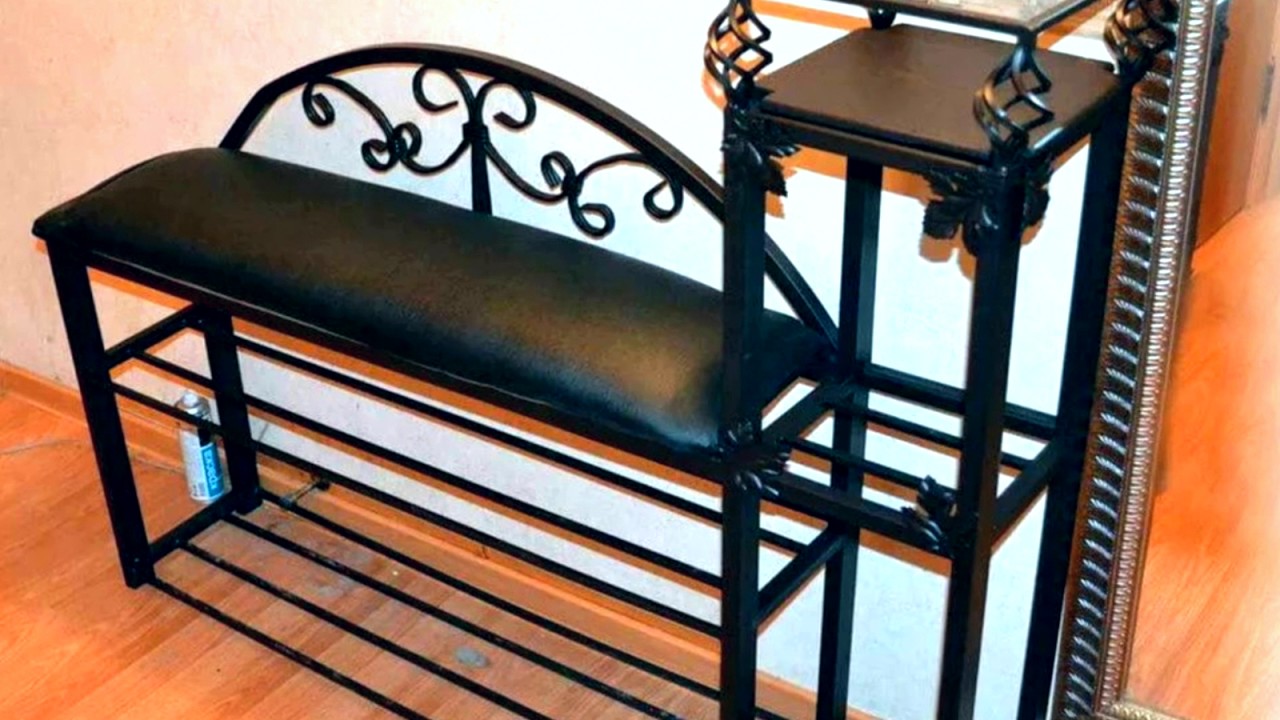 Pouf en fer forgé pour chaussures dans le couloir