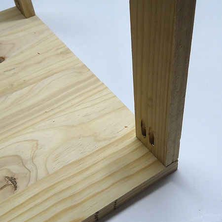 Nous fixons les planches sur le panneau latéral