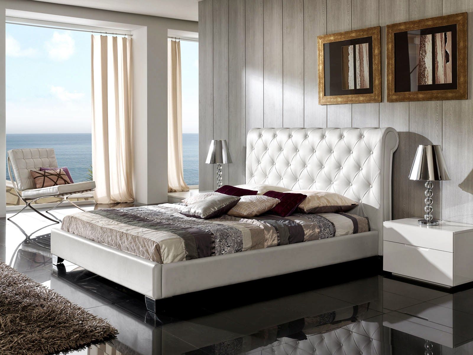Le lit et les chaises de la chambre sont en cuir blanc