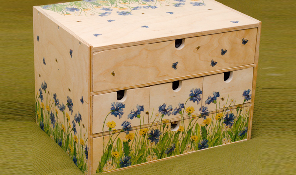 Petite commode en contreplaqué