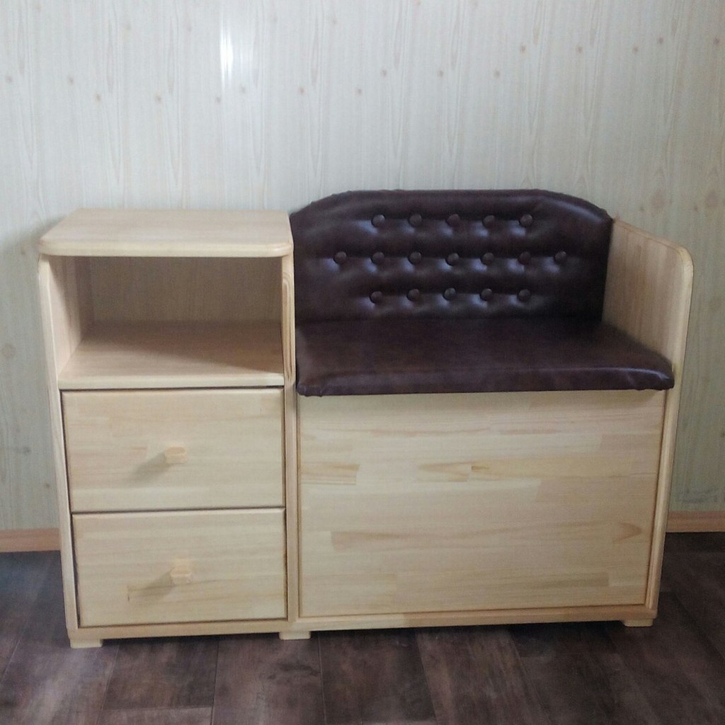 Meuble à chaussures dans le couloir avec un siège et une table de chevet