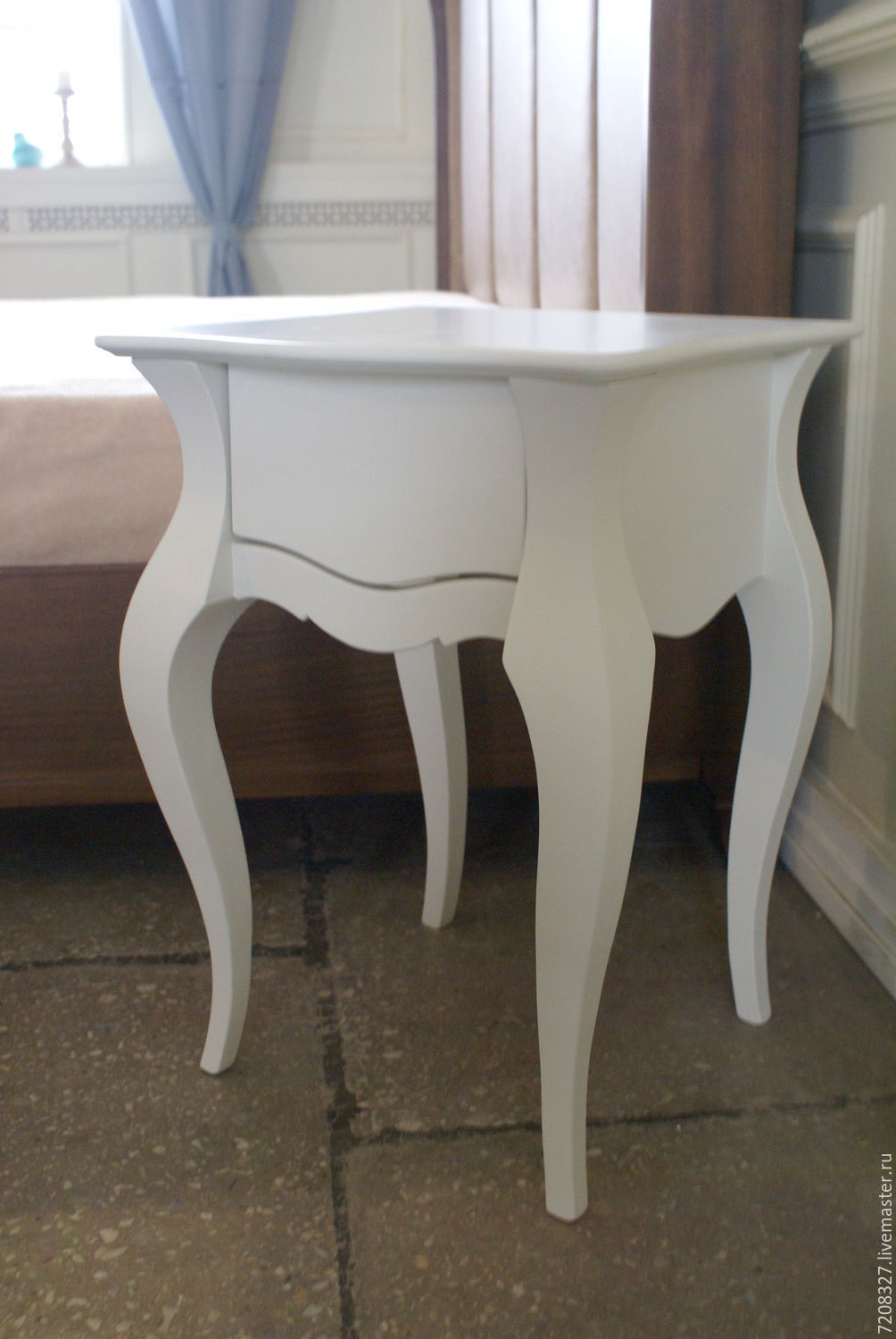 Table de chevet avec pieds courbes gracieux
