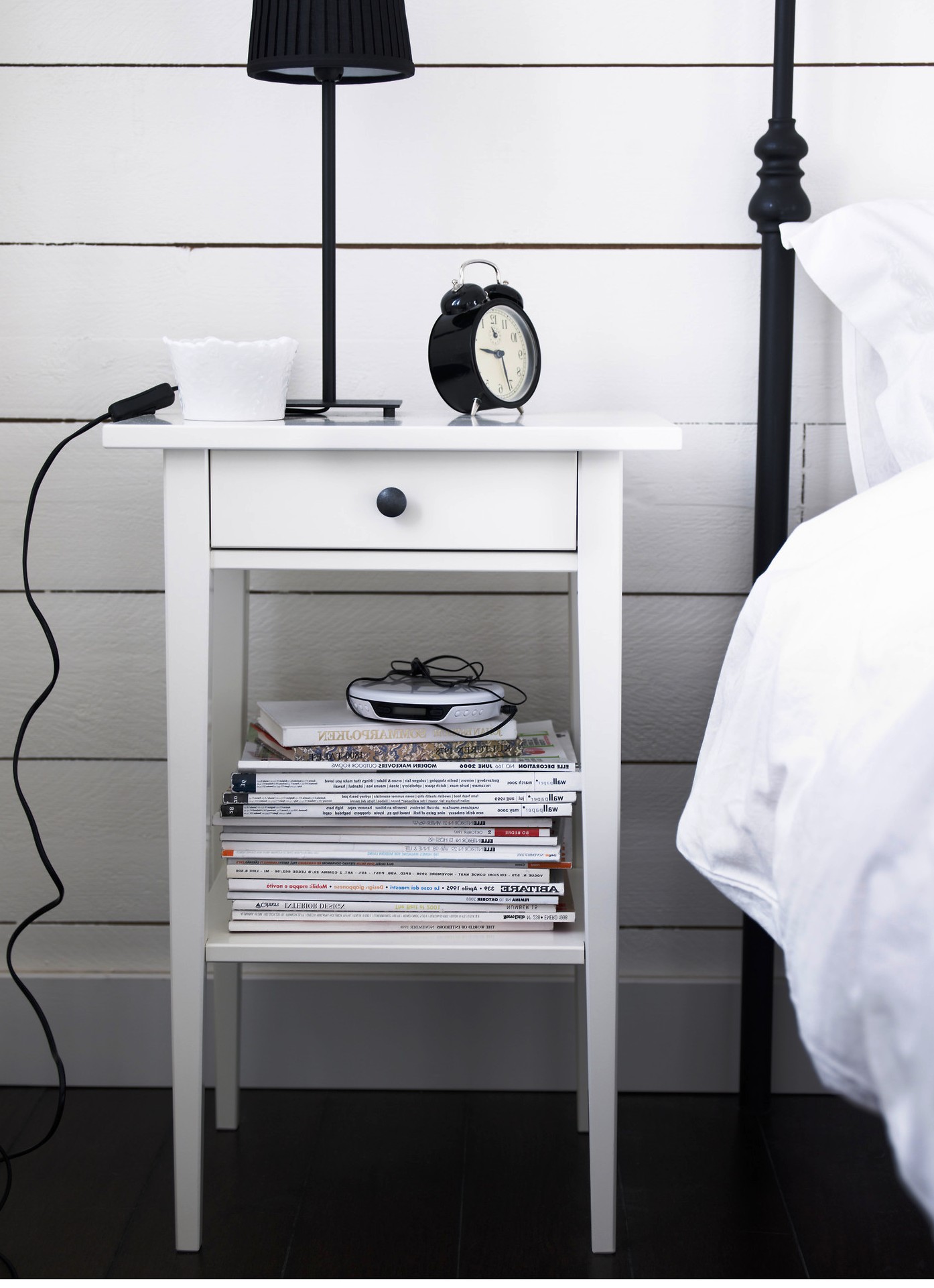 Tables de chevet dans la chambre