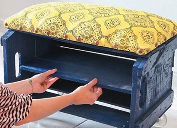 Poufs pour une salle avec un tiroir pour chaussures