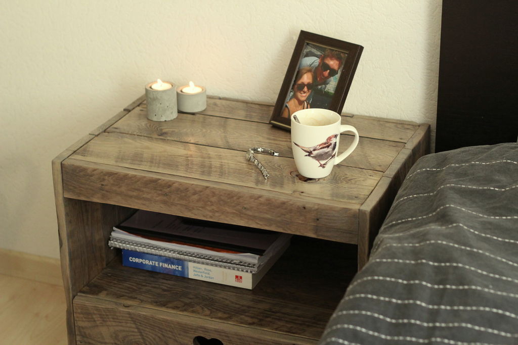 Table de chevet en bois fait maison à l'intérieur