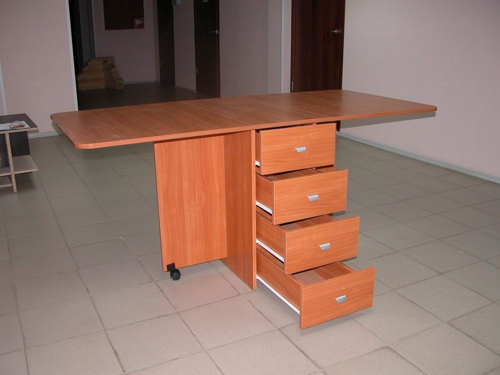Table avec tiroirs