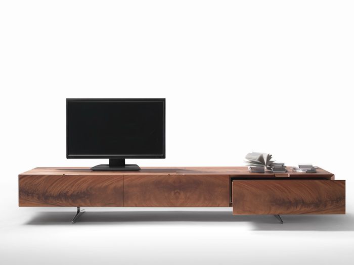 Le meuble TV est long et étroit pour le salon