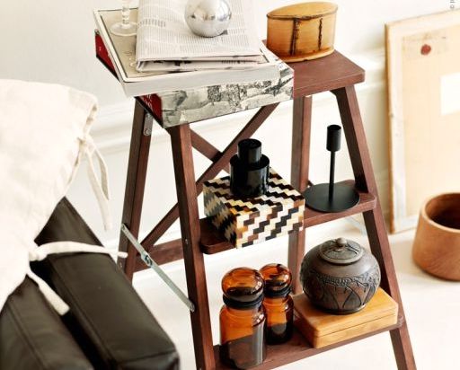 Table de chevet dans la chambre