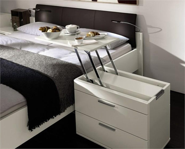 Table de chevet dans la chambre