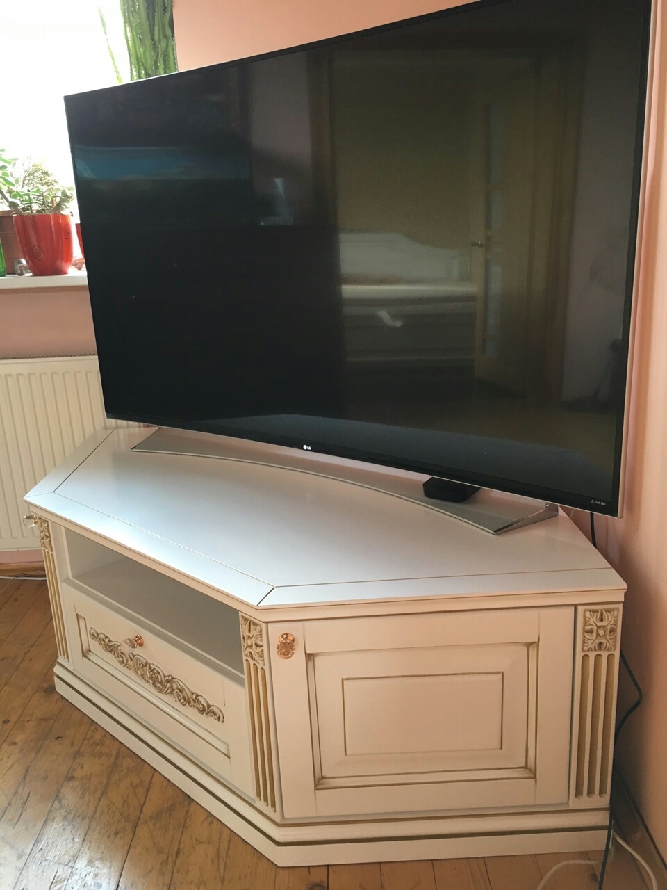 Meuble d'angle TV avec sculptures