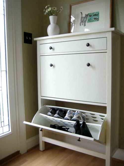 Armoire étroite pour chaussures dans le couloir