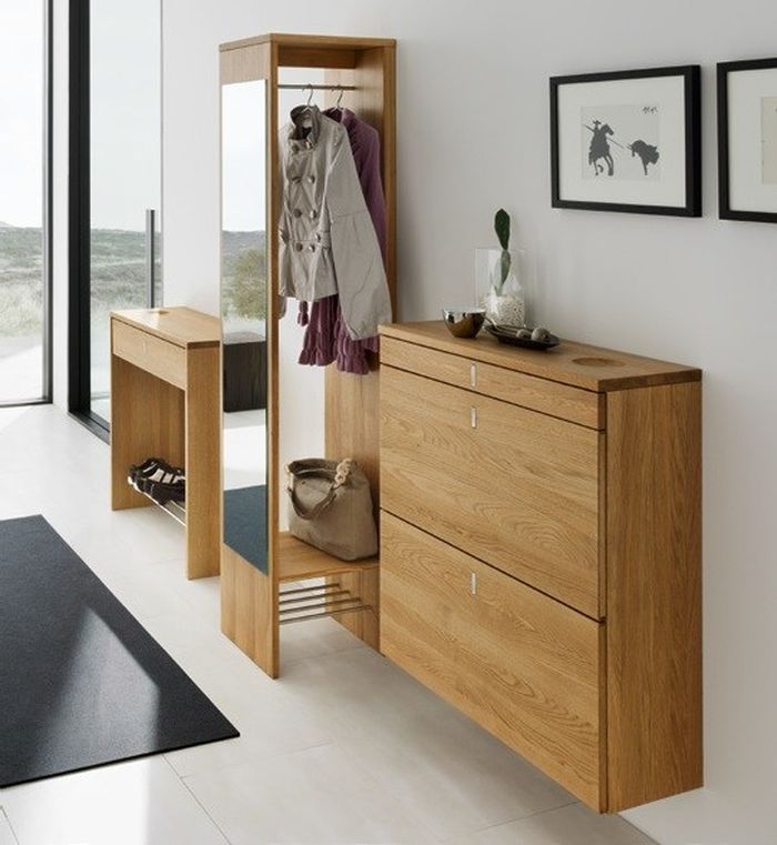 Commode étroite dans le couloir