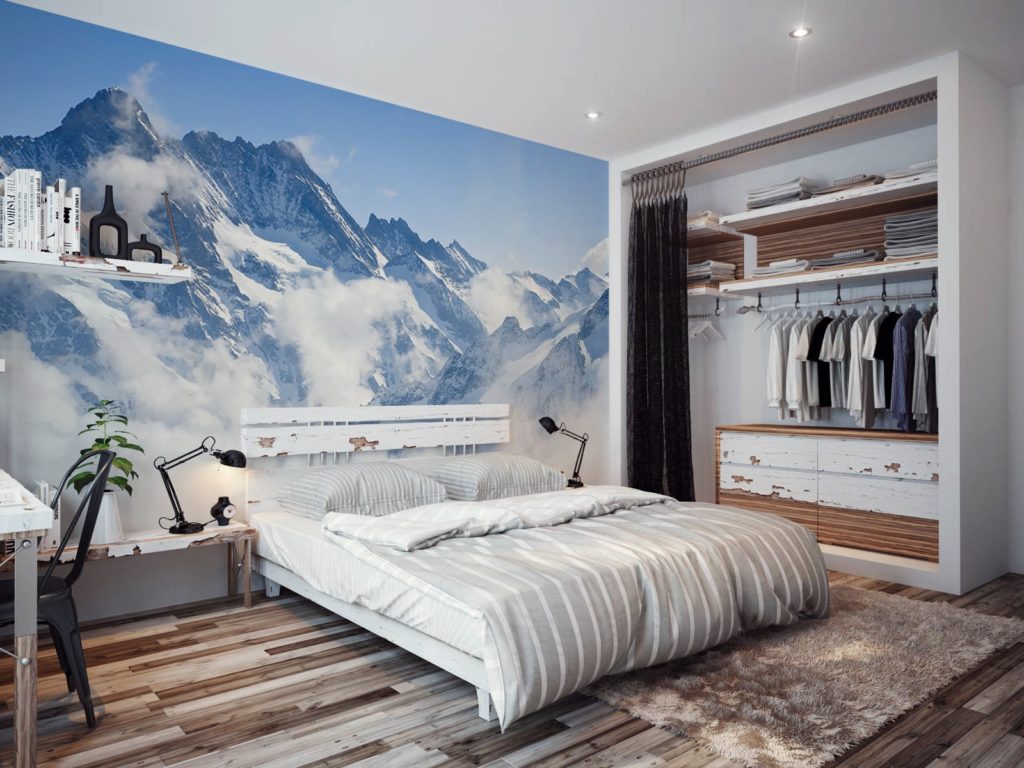 Dans les petites pièces, le lit est la tête de lit contre le mur.