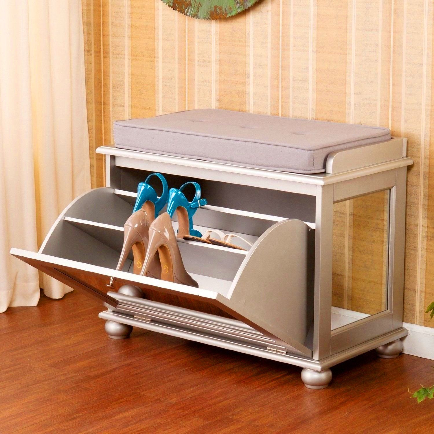 Dans un tel pouf avec une façade en miroir, il est pratique de ranger une partie des chaussures de saison