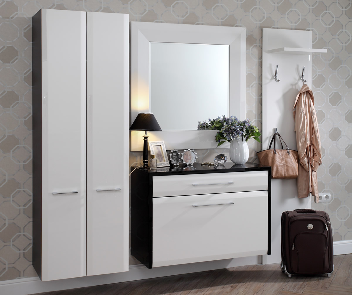 Hall d'entrée blanc avec placard suspendu et commode suspendue