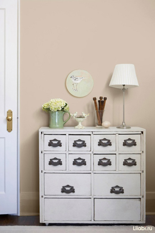 Commode blanche dans la chambre