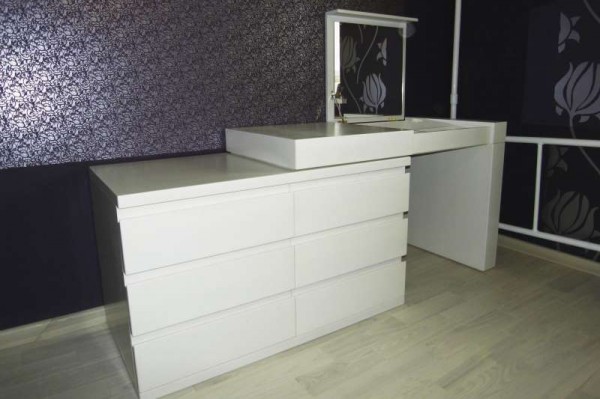 Commode de table blanche