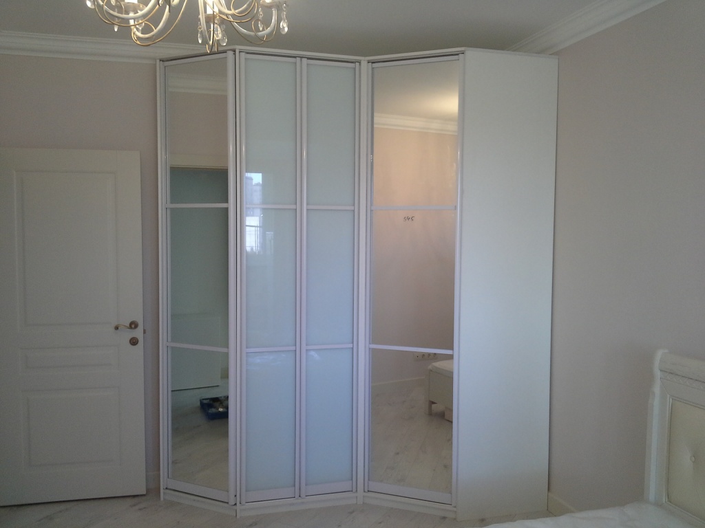 Armoire d'angle blanche