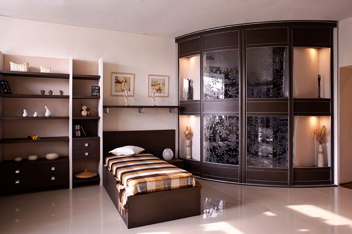 Grande armoire d'angle