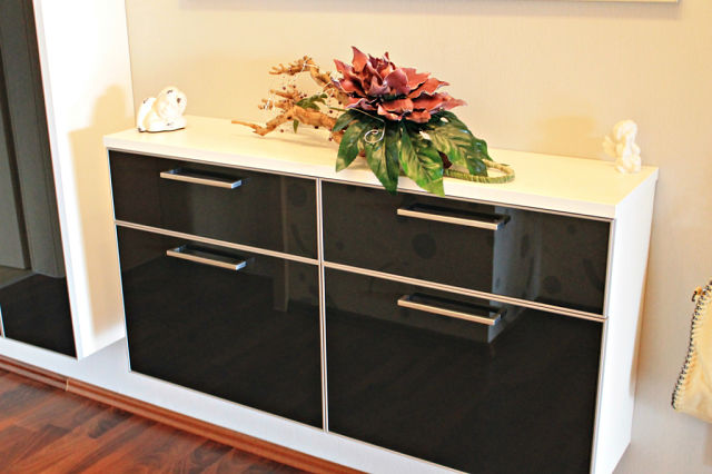 Commode noir et blanc