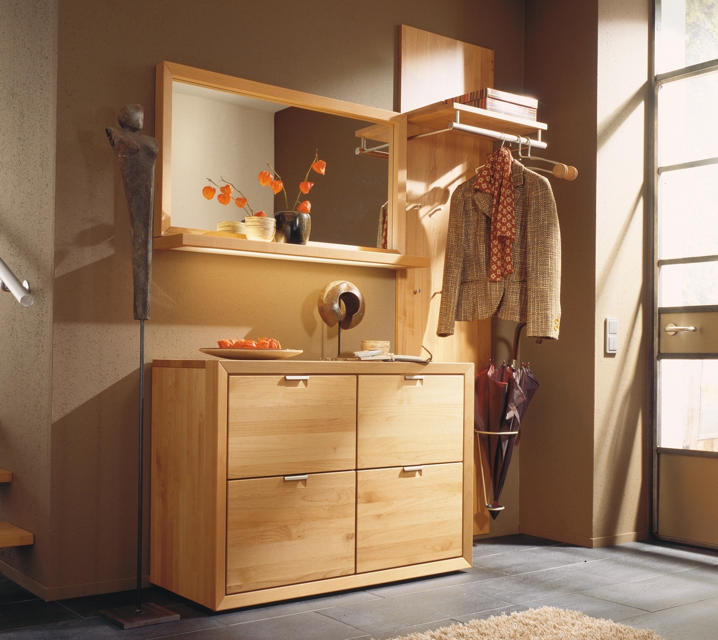 Commode en bois dans le couloir