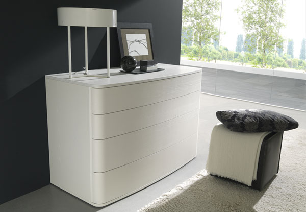 Commode blanche brillante pour une belle chambre