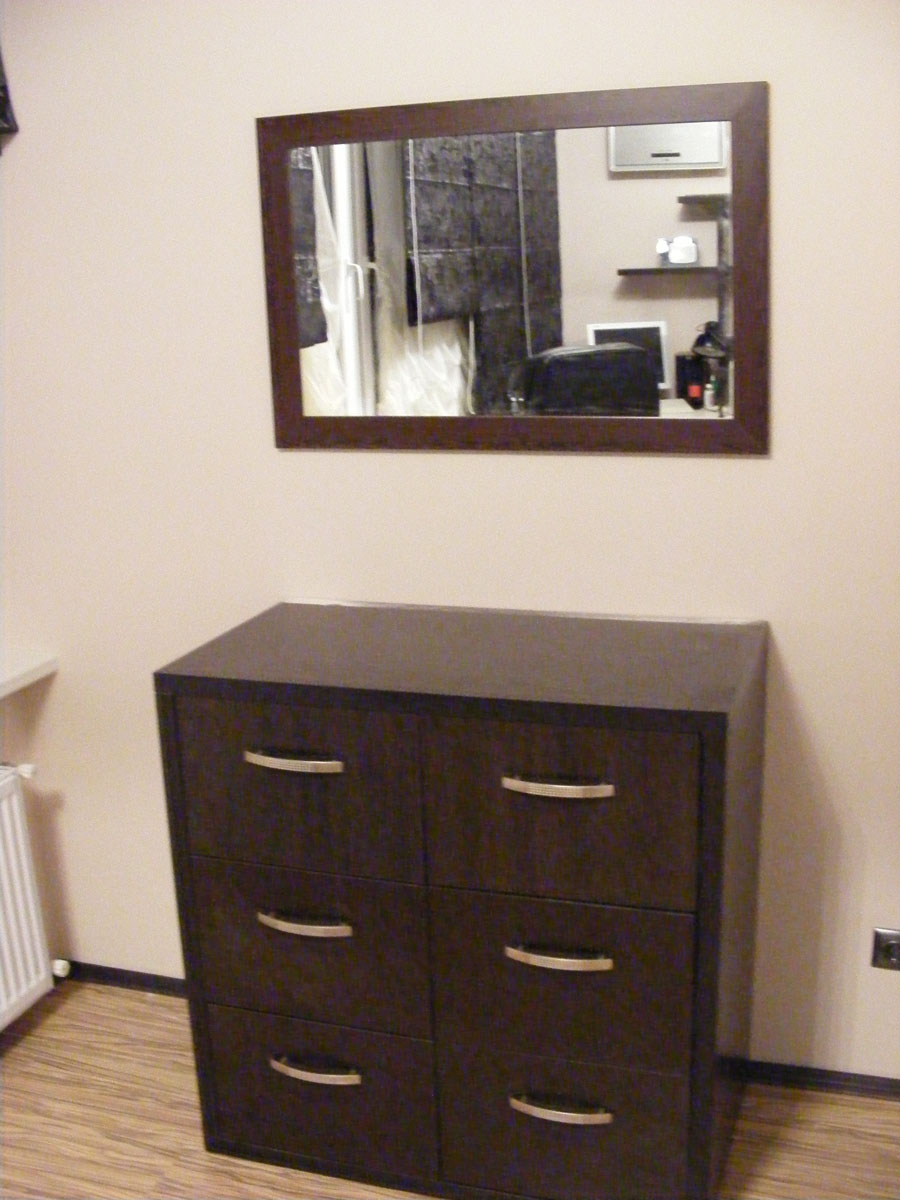 Commode et miroir pour le couloir