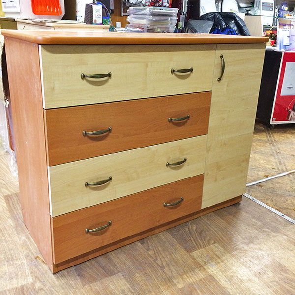 Commode en bois aggloméré