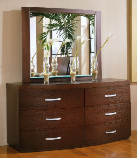 Commode avec un miroir dans le couloir