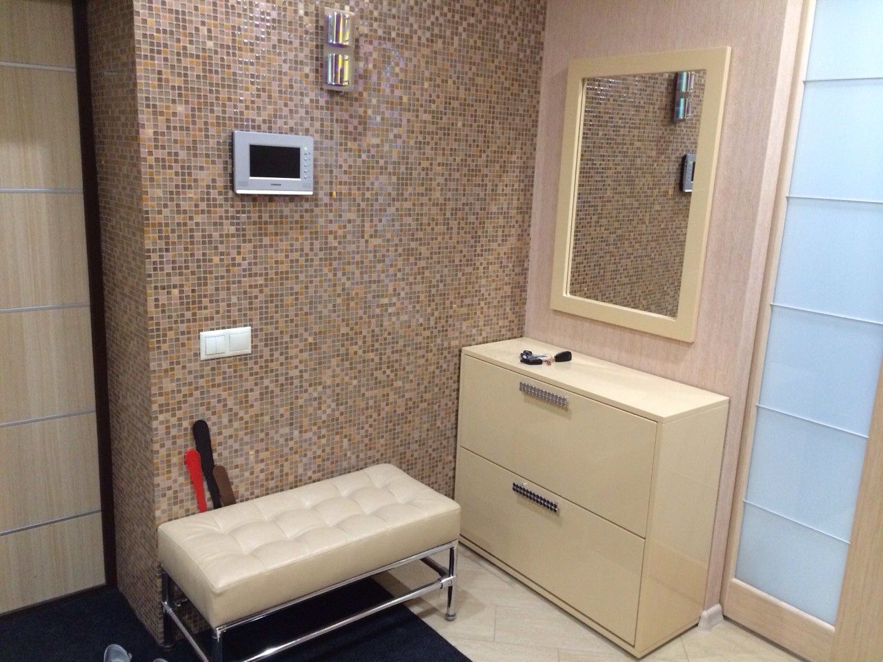 Commode avec un miroir dans le couloir
