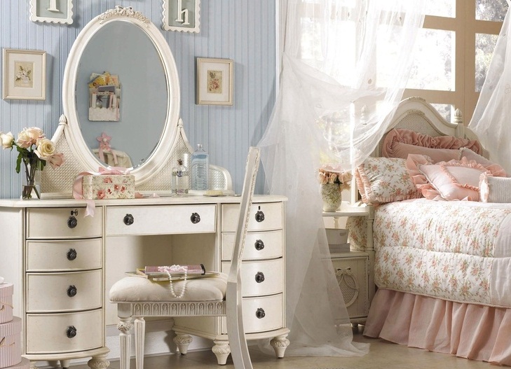 Commode avec miroir dans la chambre