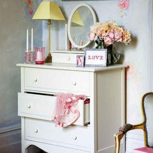 Commode dans la chambre - choisissez le style et la couleur