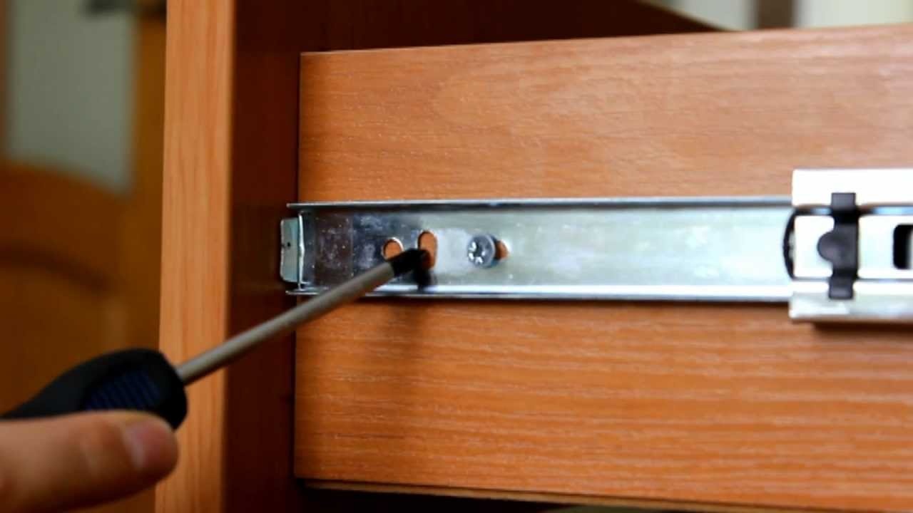 Fixation des accessoires de direction sur une boîte pour une commode