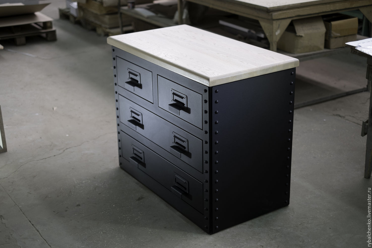 Commode en métal