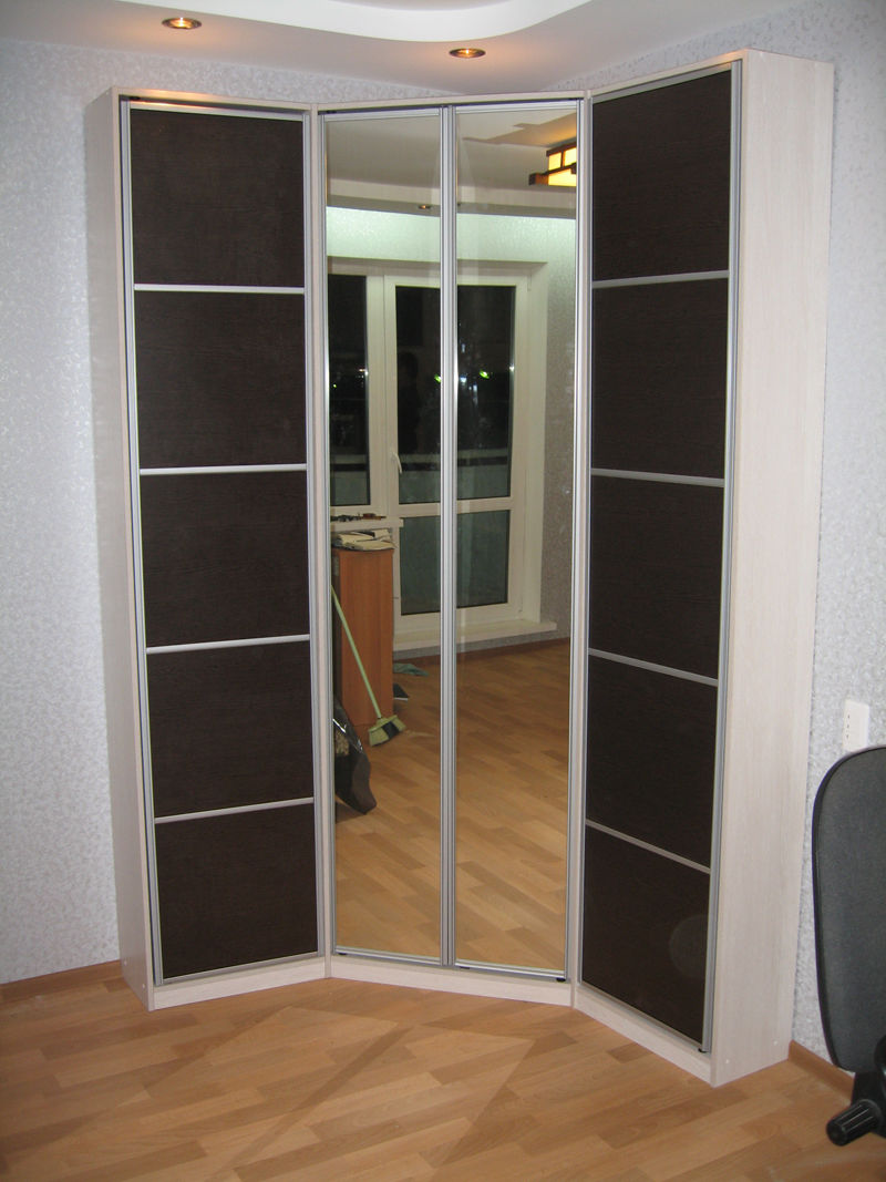 Petite armoire d'angle