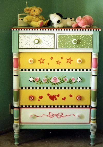 Un peu d'imagination et une vieille commode prend une nouvelle vie
